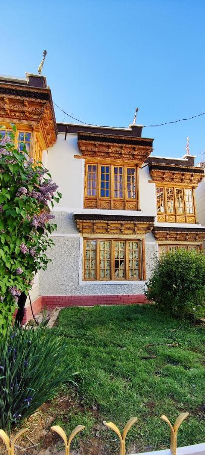 Hotel Royal Plaza Лех Екстериор снимка