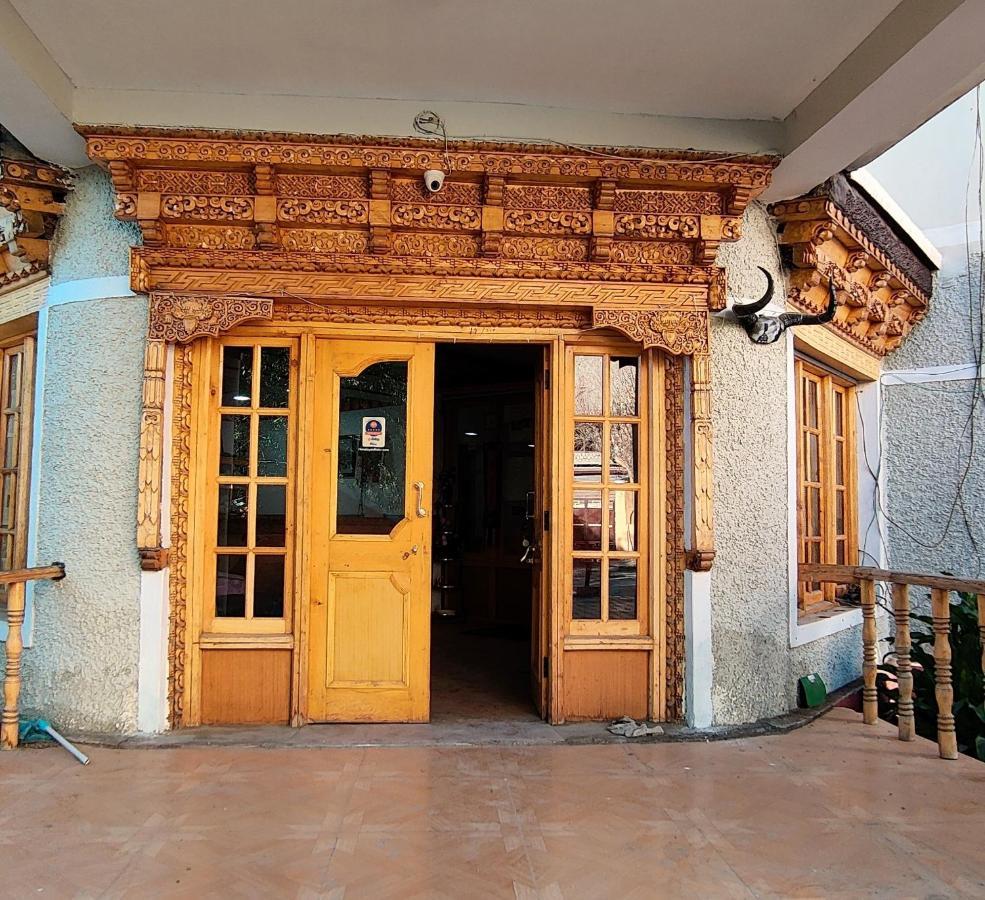 Hotel Royal Plaza Лех Екстериор снимка