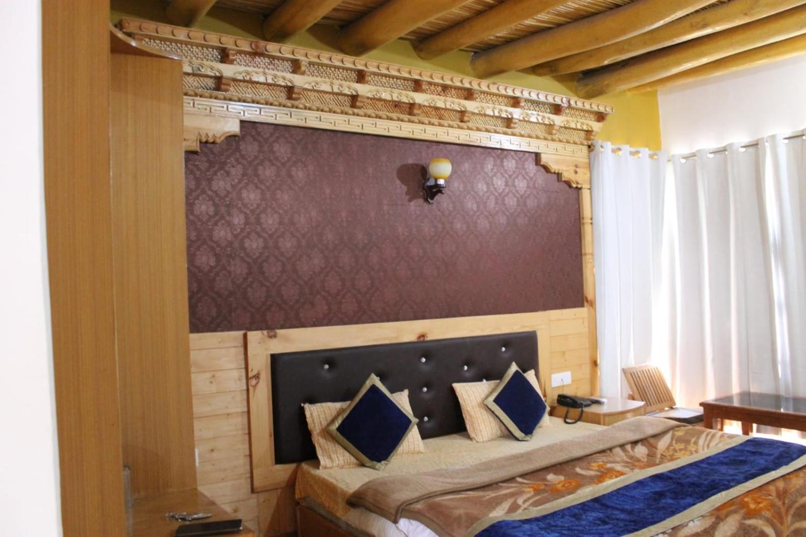 Hotel Royal Plaza Лех Екстериор снимка